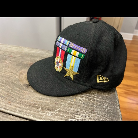 New Era MEDALLED Black Fitted Hat 7 3/8 used excellent condition - Picture 3 of 4